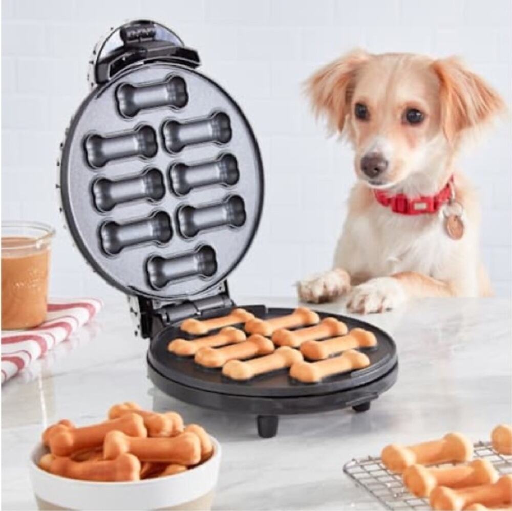 The Dash Express Dog Treat Maker 8 Bones Each Bake NEW